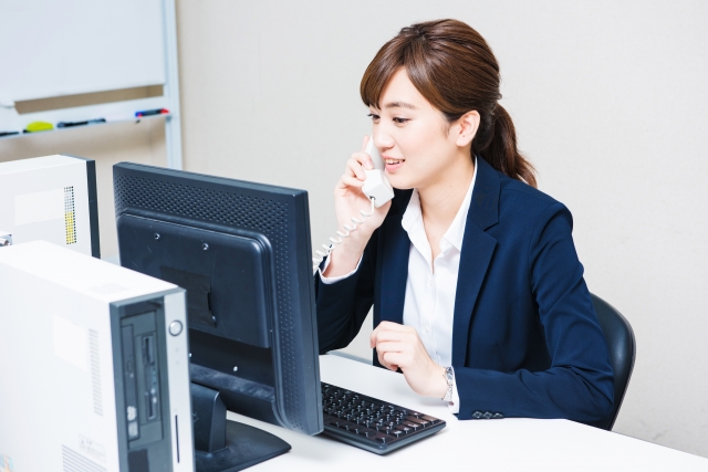 オフィスで仕事をする女性のイメージ