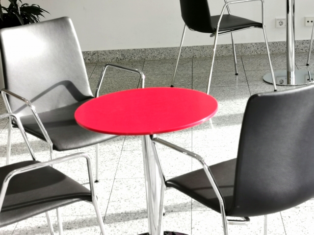 打ち合わせ用の机といす